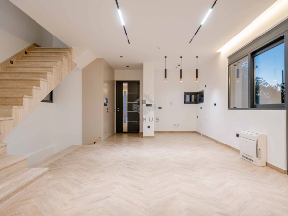 Luksuzna vila 240 m² sa bazenom na placu 380 m², Kamenovo – Budva