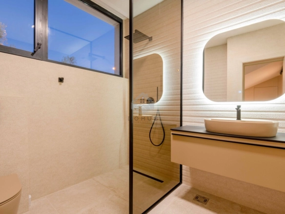 Luksuzna vila 240 m² sa bazenom na placu 380 m², Kamenovo – Budva