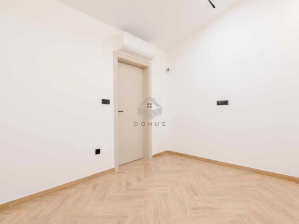 Luksuzna vila 240 m² sa bazenom na placu 380 m², Kamenovo – Budva