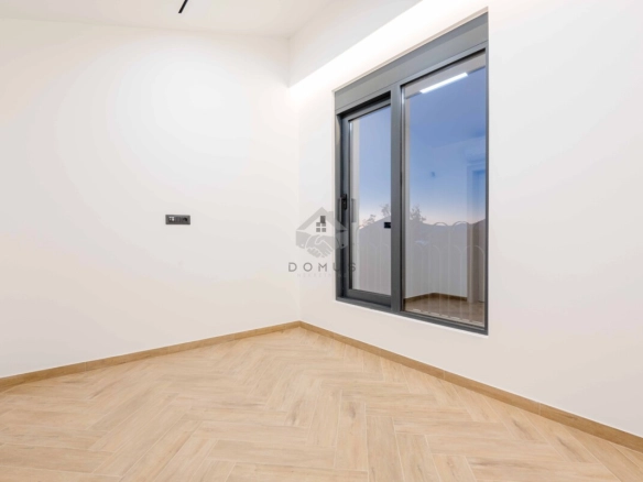 Luksuzna vila 240 m² sa bazenom na placu 380 m², Kamenovo – Budva