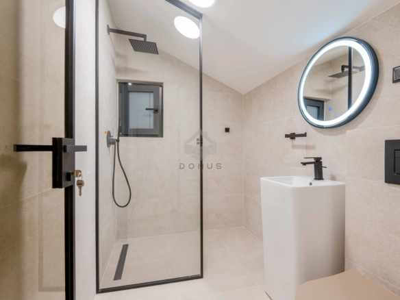 Luksuzna vila 240 m² sa bazenom na placu 380 m², Kamenovo – Budva
