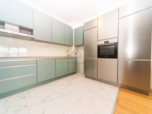 Trosoban stan 108 m² + 2 garaže, Pored Atlas Capital – Podgorica