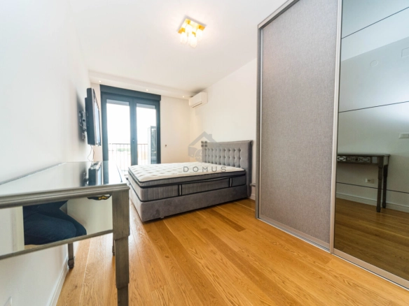 Trosoban stan 108 m² + 2 garaže, Pored Atlas Capital – Podgorica