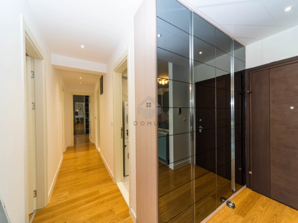 Trosoban stan 108 m² + 2 garaže, Pored Atlas Capital – Podgorica