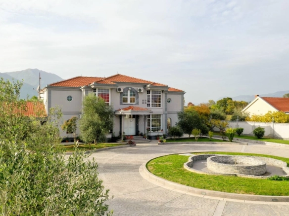Luksuzna vila 560 m² sa bazenom, Begovine – Danilovgrad