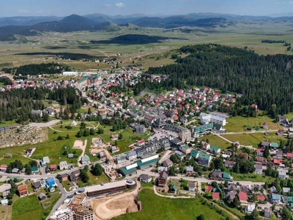 Zemljište 4.000 m² sa glavnim revidovanim projektom, Razvršje – Žabljak
