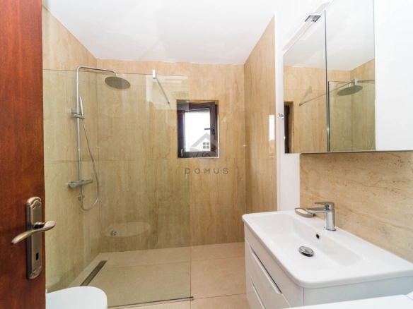Trosoban stan 100 m² + parking, Gornja Gorica – Podgorica