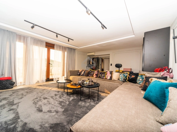 Luksuzan penthouse 195 m² + garaža, Pobrežje – Podgorica