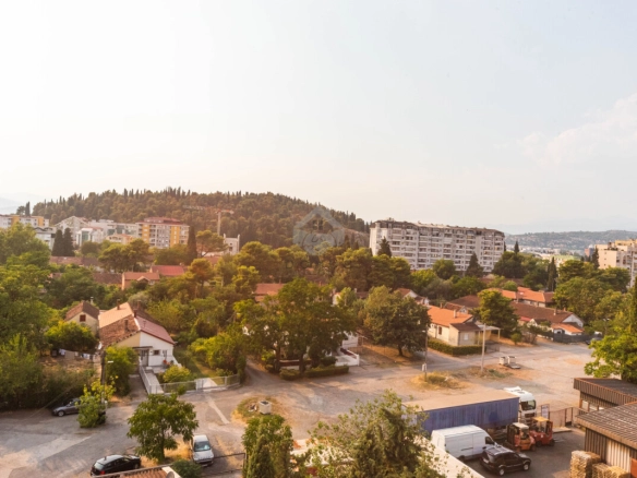 Luksuzan penthouse 195 m² + garaža, Pobrežje – Podgorica