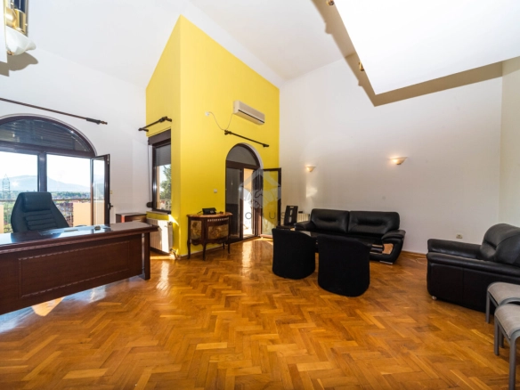 Kuća 380 m² + parking, Gorica C – Podgorica
