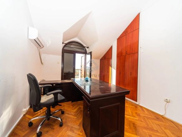 Kuća 380 m² + parking, Gorica C – Podgorica