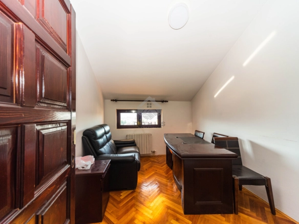 Kuća 380 m² + parking, Gorica C – Podgorica
