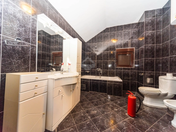 Kuća 380 m² + parking, Gorica C – Podgorica