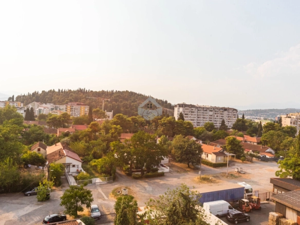 Izdavanje: Trosoban stan 195 m² – Tološi, Podgorica — fotografija 13