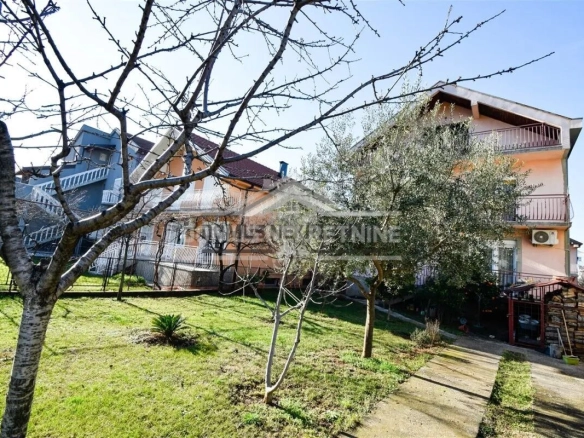 Porodična kuća 230 m² na placu 400 m², Stari Aerodrom – Podgorica