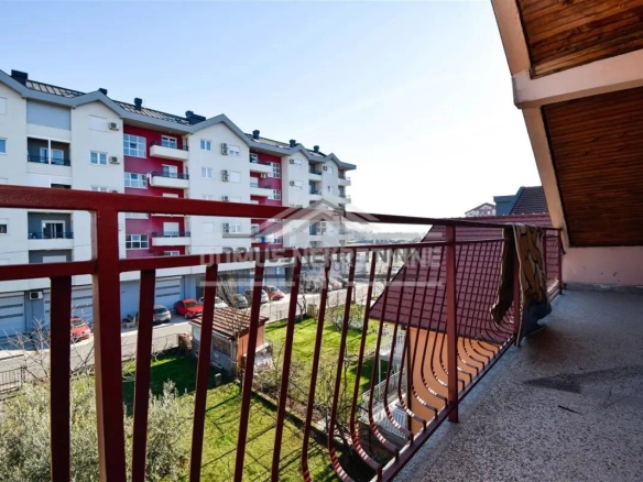 Porodična kuća 230 m² na placu 400 m², Stari Aerodrom – Podgorica