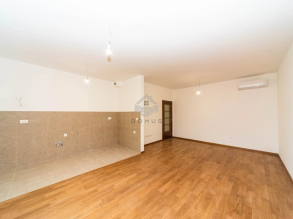 Trosoban stan 81 m² + garaža