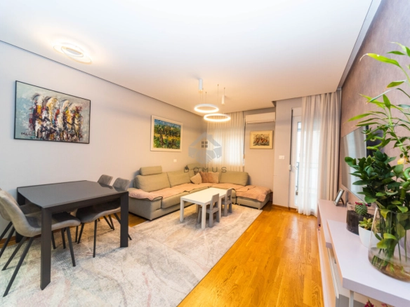 Dvosoban namješten stan 63 m² + garaža