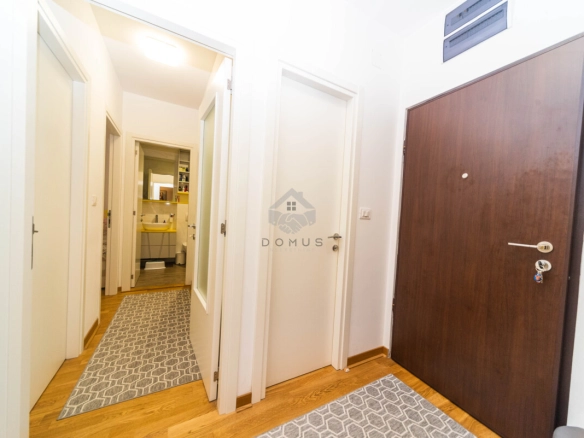 Dvosoban namješten stan 63 m² + garaža, City Kej – Podgorica