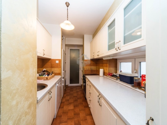 Trosoban stan 120 m² + garaža, Centar – Podgorica