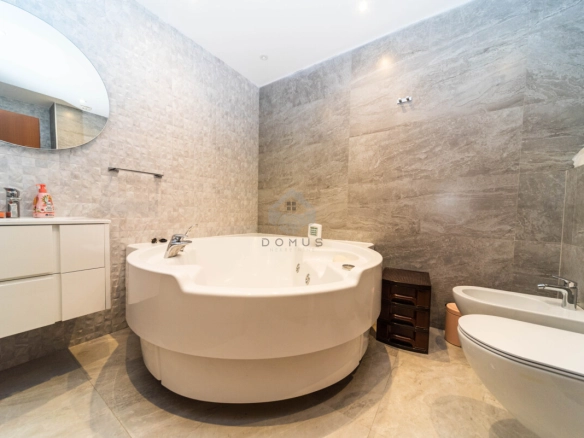 Trosoban luksuzan stan 200 m² + parking, Gorica C – Podgorica