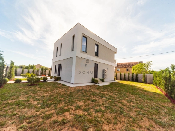Porodična kuća 225 m² na placu 571 m², Gornja Gorica – Podgorica