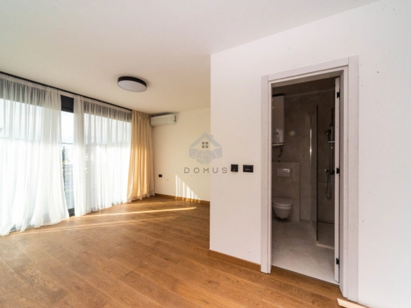 Porodična kuća 225 m² na placu 571 m², Gornja Gorica – Podgorica
