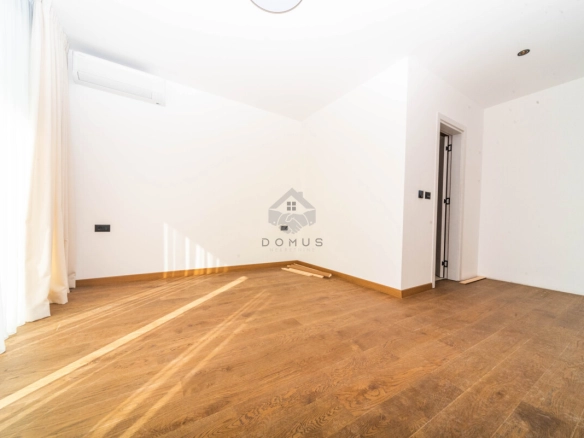 Porodična kuća 225 m² na placu 571 m², Gornja Gorica – Podgorica