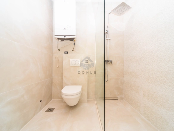 Porodična kuća 225 m² na placu 571 m², Gornja Gorica – Podgorica