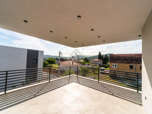 Porodična kuća 225 m² na placu 571 m², Gornja Gorica – Podgorica