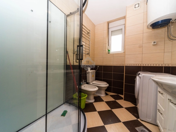 Dvosoban stan 85 m², Krivi Most – Podgorica