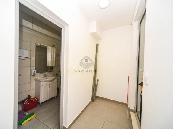 Poslovni prostor 80 m² + 2 parkinga, Zabjelo – Podgorica