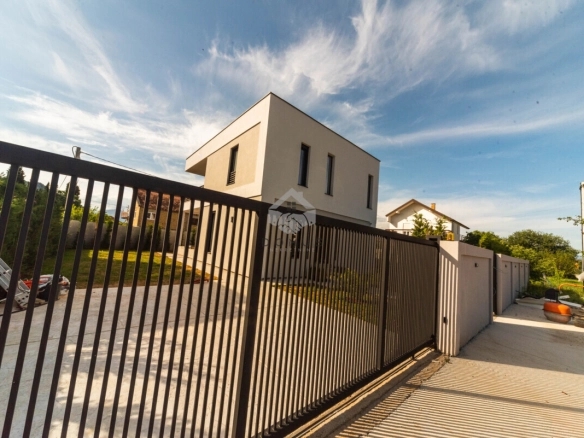 Porodična kuća 225 m² na placu 571 m², Gornja Gorica – Podgorica