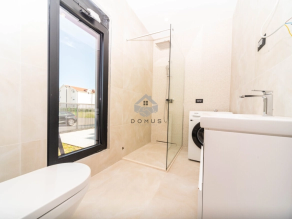 Porodična kuća 225 m² na placu 571 m², Gornja Gorica – Podgorica