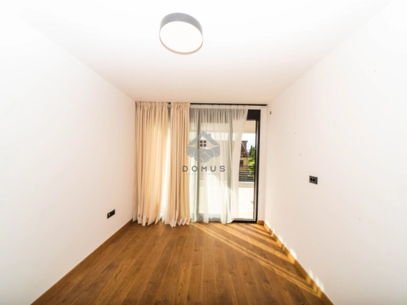 Porodična kuća 225 m² na placu 571 m², Gornja Gorica – Podgorica