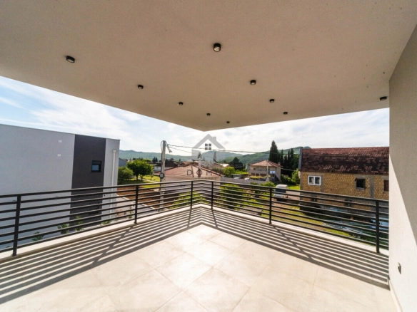 Porodična kuća 225 m² na placu 571 m², Gornja Gorica – Podgorica