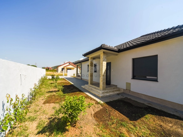 Prizemna kuća 100 m² na placu 500 m², Tološi – Podgorica