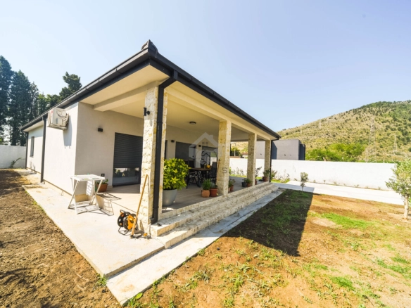 Prizemna kuća 100 m² na placu 500 m², Tološi – Podgorica