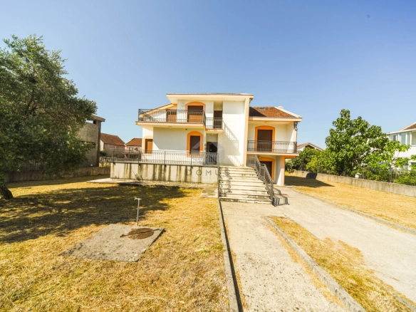 Porodična kuća 350 m² na placu 1.100 m², Karabuško Polje – Tuzi