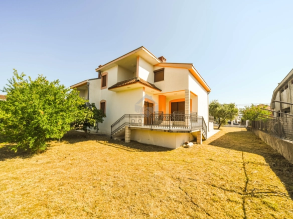 Porodična kuća 350 m² na placu 1.100 m², Karabuško Polje – Tuzi