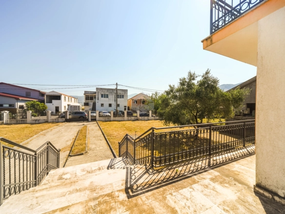 Porodična kuća 350 m² na placu 1.100 m², Karabuško Polje – Tuzi