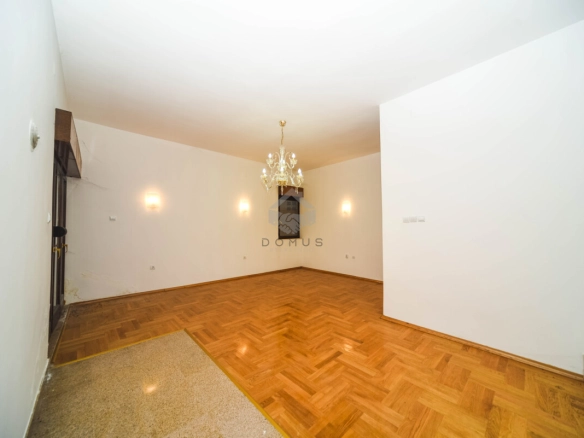 Porodična kuća 350 m² na placu 1.100 m², Karabuško Polje – Tuzi