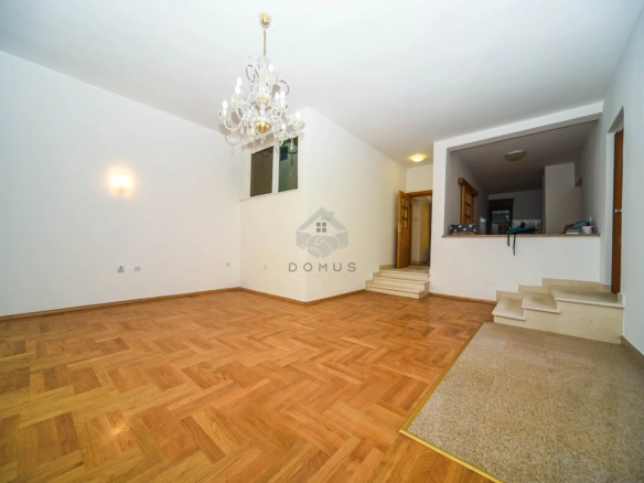 Porodična kuća 350 m² na placu 1.100 m², Karabuško Polje – Tuzi
