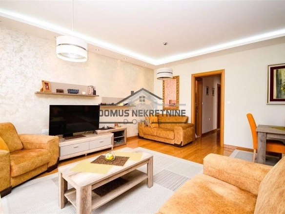 Trosoban namješten stan 82 m², Blok V – Podgorica