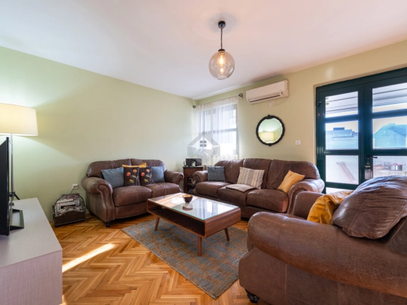 Trosoban namješten stan 101 m²
