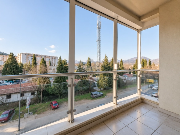 Jednosoban stan 51 m² + 2 garaže, Zagorič – Podgorica