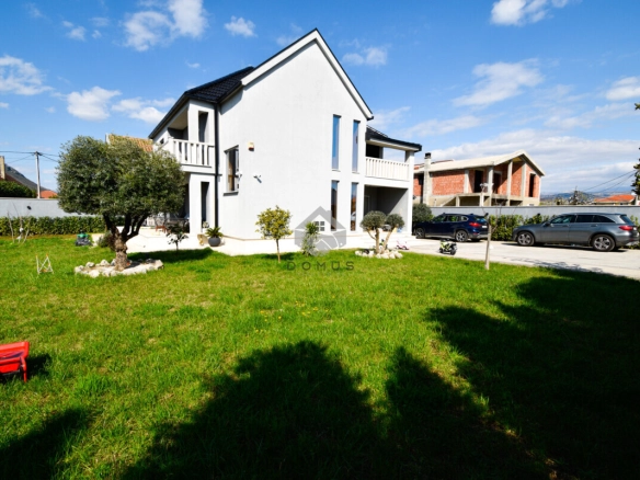 Porodična kuća 220 m² na placu 850 m², Gornja Gorica – Podgorica