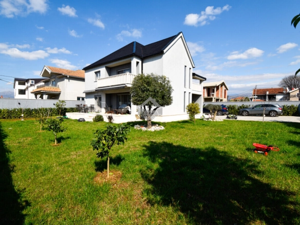 Porodična kuća 220 m² na placu 850 m², Gornja Gorica – Podgorica