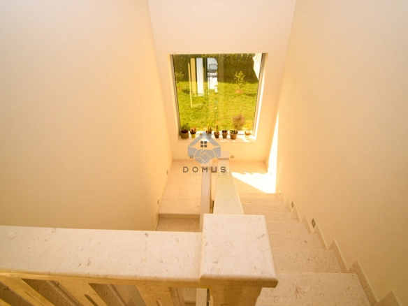 Porodična kuća 220 m² na placu 850 m², Gornja Gorica – Podgorica
