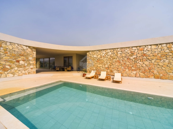 Kuća 296 m² sa bazenom na placu 3.200 m², Begovina – Danilovgrad
